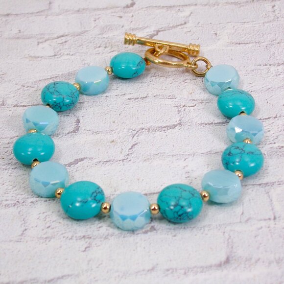 Turquoise color bracelet with turquoise stones, glass beads and small gold beads - Picture 6 of 12